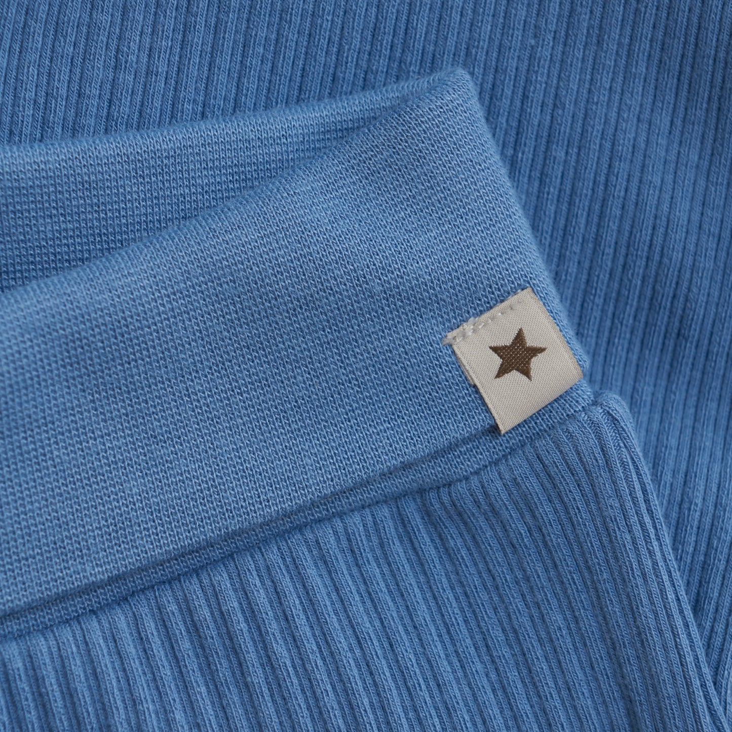 Die blauen Rib Pants von HUTTELIHUT überzeugen durch ihr hochwertiges Rippstrickmaterial und bieten einen komfortablen Sitz bei stilvollem Design.