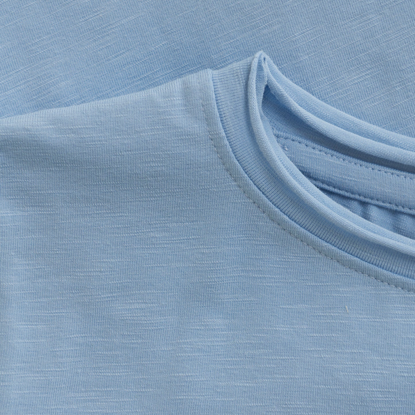 Dieses hellblaue einfarbige Kurzarmshirt von Huttelihut überzeugt durch schlichte Eleganz und hohen Tragekomfort. Perfekt für den Alltag, lässt es sich vielseitig kombinieren und sorgt für einen gepflegten Look