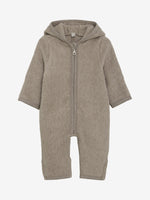 Beiger Overall mit liebevoll gestalteten Ohren auf der Kapuze – ein gemütlicher Begleiter von Huttelihut.