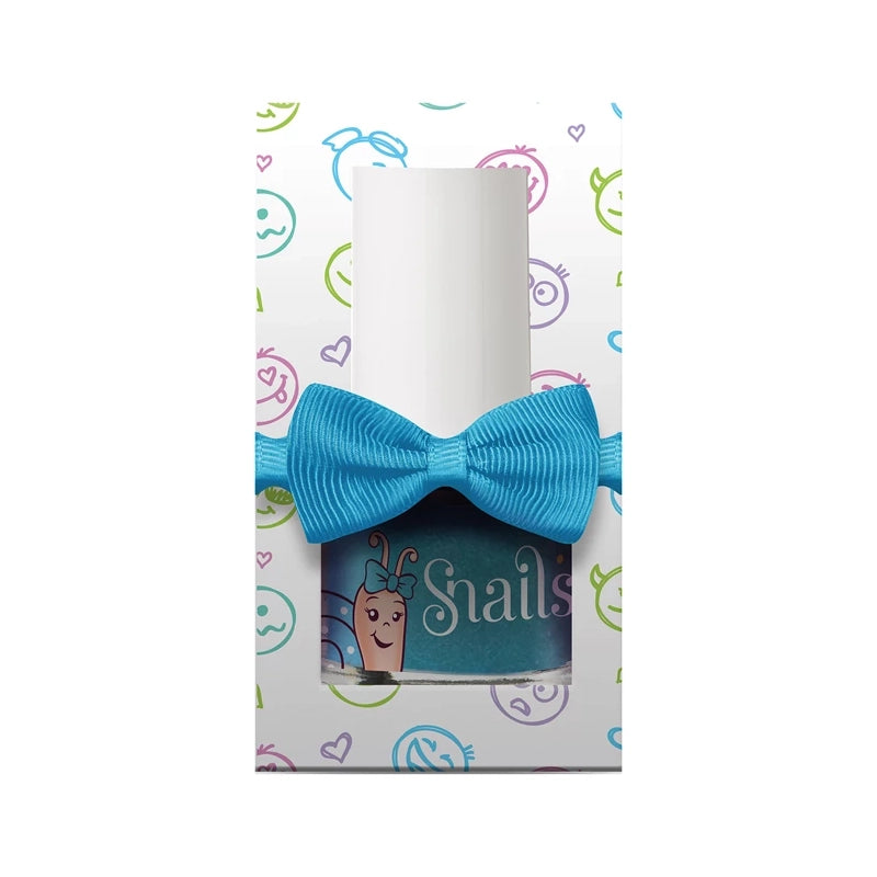 Snails Kindernagellacke sind die ersten wasserbasierenden und abwaschbaren Nagellacke dieser Art. Sie sind dank einer speziellen Formel 100% sicher und ohne Parfüm, Parabene oder andere schädliche Substanzen produziert. Somit macht es Snails zu einem der sichersten Nagellacke auf dem Weltmarkt. Die niedliche Schleife an dem Fläschchen kann auch als Fingerring getragen werden. Alle Nagellacke werden in Europa hergestellt.