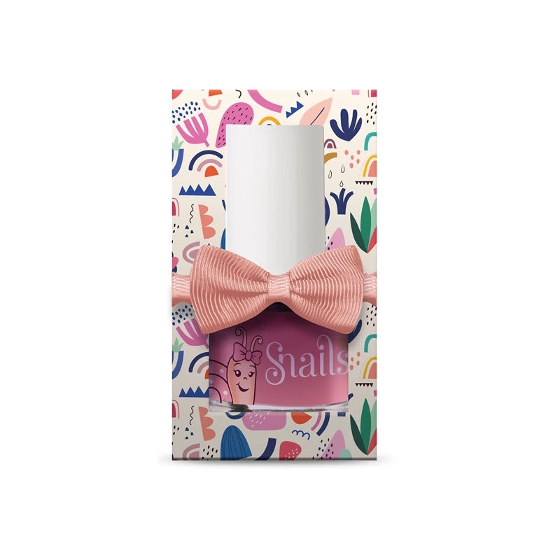 Snails Kindernagellacke sind die ersten wasserbasierenden und abwaschbaren Nagellacke dieser Art. Sie sind dank einer speziellen Formel 100% sicher und ohne Parfüm, Parabene oder andere schädliche Substanzen produziert. Somit macht es Snails zu einem der sichersten Nagellacke auf dem Weltmarkt. Die niedliche Schleife an dem Fläschchen kann auch als Fingerring getragen werden. Alle Nagellacke werden in Europa hergestellt.