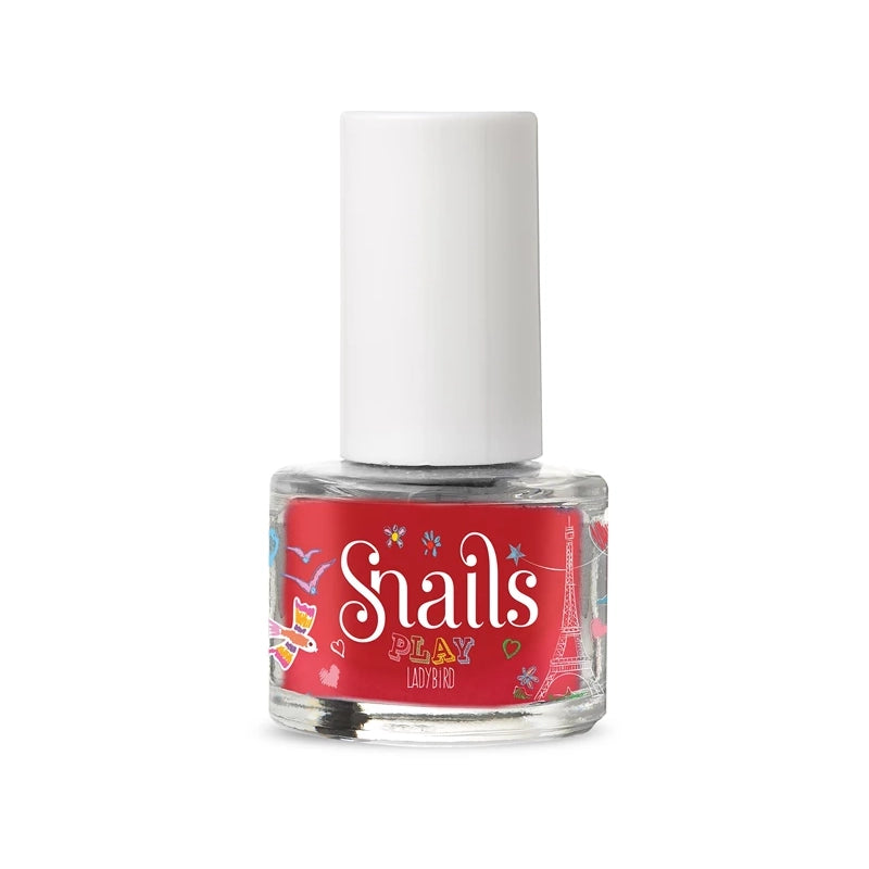 Snails Kindernagellacke sind die ersten wasserbasierenden und abwaschbaren Nagellacke dieser Art. Sie sind dank einer speziellen Formel 100% sicher und ohne Parfüm, Parabene oder andere schädliche Substanzen produziert. Somit macht es Snails zu einem der sichersten Nagellacke auf dem Weltmarkt. Die niedliche Schleife an dem Fläschchen kann auch als Fingerring getragen werden. Alle Nagellacke werden in Europa hergestellt.