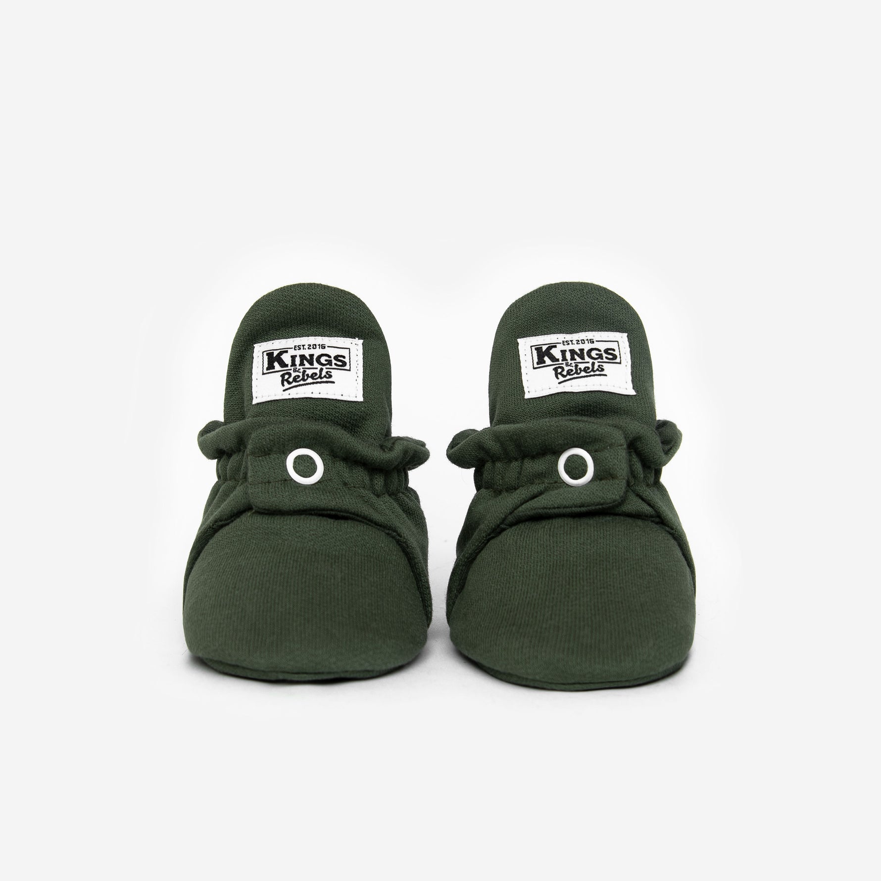 Die Kings & Rebels Baby Booties wurden mit einem einfachen und praktischen Druckknopf- Verschluss entworfen, was das Anziehen von strampelnden Babys in wenigen Sekunden ermöglicht.
Der komplett um die Ferse verlaufende und über dem Knöchel sitzende, integrierte Gummizug verhindert auch bei sehr aktiven Babys das Herunterrutschen des Booties.
Alle Modelle der ´Cotton Classic´ und ´Cotton Gripper´ Linie sind aus haut- und umweltfreundlicher Baumwolle gefertigt, was für hohen Tragekomfort auch bei frühli
