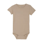Der bequeme Body in zartem Beige von MINYMO bringt mit seinem schlichten Look spielerische Leichtigkeit in jeden Tag.
