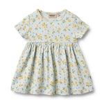 Weiches Jersey-Kleid von WHEAT mit charmanten Zitronen-Allover-Print. Das kurzärmelige Nova Kleid besticht durch seinen verspielten Zitronenmuster und bietet maximalen Tragekomfort dank 100% Bio-Baumwolle. Perfekt für warme Tage – leicht, atmungsaktiv und hautfreundlich. Ein zeitloses Lieblingsstück für jeden Sommer.