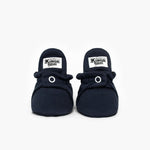 Die Kings & Rebels Baby Booties wurden mit einem einfachen und praktischen Druckknopf- Verschluss entworfen, was das Anziehen von strampelnden Babys in wenigen Sekunden ermöglicht.
Der komplett um die Ferse verlaufende und über dem Knöchel sitzende, integrierte Gummizug verhindert auch bei sehr aktiven Babys das Herunterrutschen des Booties.
Alle Modelle der ´Cotton Classic´ und ´Cotton Gripper´ Linie sind aus haut- und umweltfreundlicher Baumwolle gefertigt, was für hohen Tragekomfort auch bei frühli