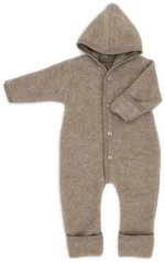 Der Baby-Fleeceoverall von Engel aus 100% Bio-Merinoschurwolle mit Kapuze hält rundum kuschelig warm. Bein- und Armenden lassen sich dank der Umschläge praktisch über die kleinen Hände und Füße stülpen. So ist der Nachwuchs bestens vor der Kälte geschützt. Wenn die Umschläge nicht übergestülpt werden, wächst der Overall wunderbar mit.