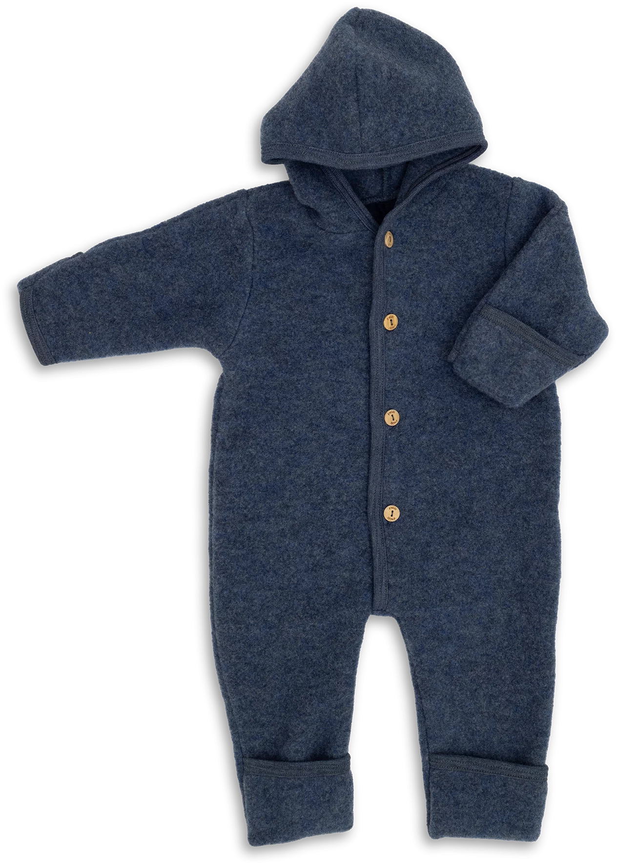 Der Baby-Fleeceoverall von Engel aus 100% Bio-Merinoschurwolle mit Kapuze hält rundum kuschelig warm. Bein- und Armenden lassen sich dank der Umschläge praktisch über die kleinen Hände und Füße stülpen. So ist der Nachwuchs bestens vor der Kälte geschützt. Wenn die Umschläge nicht übergestülpt werden, wächst der Overall wunderbar mit.
