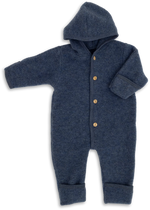 Der Baby-Fleeceoverall von Engel aus 100% Bio-Merinoschurwolle mit Kapuze hält rundum kuschelig warm. Bein- und Armenden lassen sich dank der Umschläge praktisch über die kleinen Hände und Füße stülpen. So ist der Nachwuchs bestens vor der Kälte geschützt. Wenn die Umschläge nicht übergestülpt werden, wächst der Overall wunderbar mit.