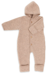 Der Baby-Fleeceoverall von Engel aus 100% Bio-Merinoschurwolle mit Kapuze hält rundum kuschelig warm. Bein- und Armenden lassen sich dank der Umschläge praktisch über die kleinen Hände und Füße stülpen. So ist der Nachwuchs bestens vor der Kälte geschützt. Wenn die Umschläge nicht übergestülpt werden, wächst der Overall wunderbar mit.