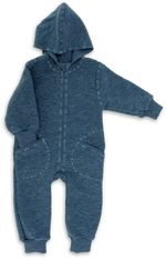 Der Baby-Walk-Overall von Engel aus 100% Bio-Merinoschurwolle hält Ihr Kind warm und gemütlich. Mit Kapuze, Reißverschluss und praktischen Taschen ist er ideal für kalte Tage draußen. Bündchen an Armen und Beinen schützen vor Wind. Schnell an- und ausgezogen – perfekt für kleine Entdecker.