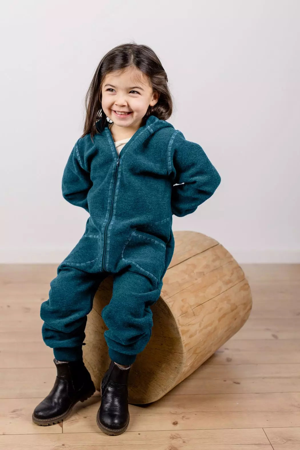 Der Baby-Walk-Overall von Engel aus 100% Bio-Merinoschurwolle hält Ihr Kind warm und gemütlich. Mit Kapuze, Reißverschluss und praktischen Taschen ist er ideal für kalte Tage draußen. Bündchen an Armen und Beinen schützen vor Wind. Schnell an- und ausgezogen – perfekt für kleine Entdecker.