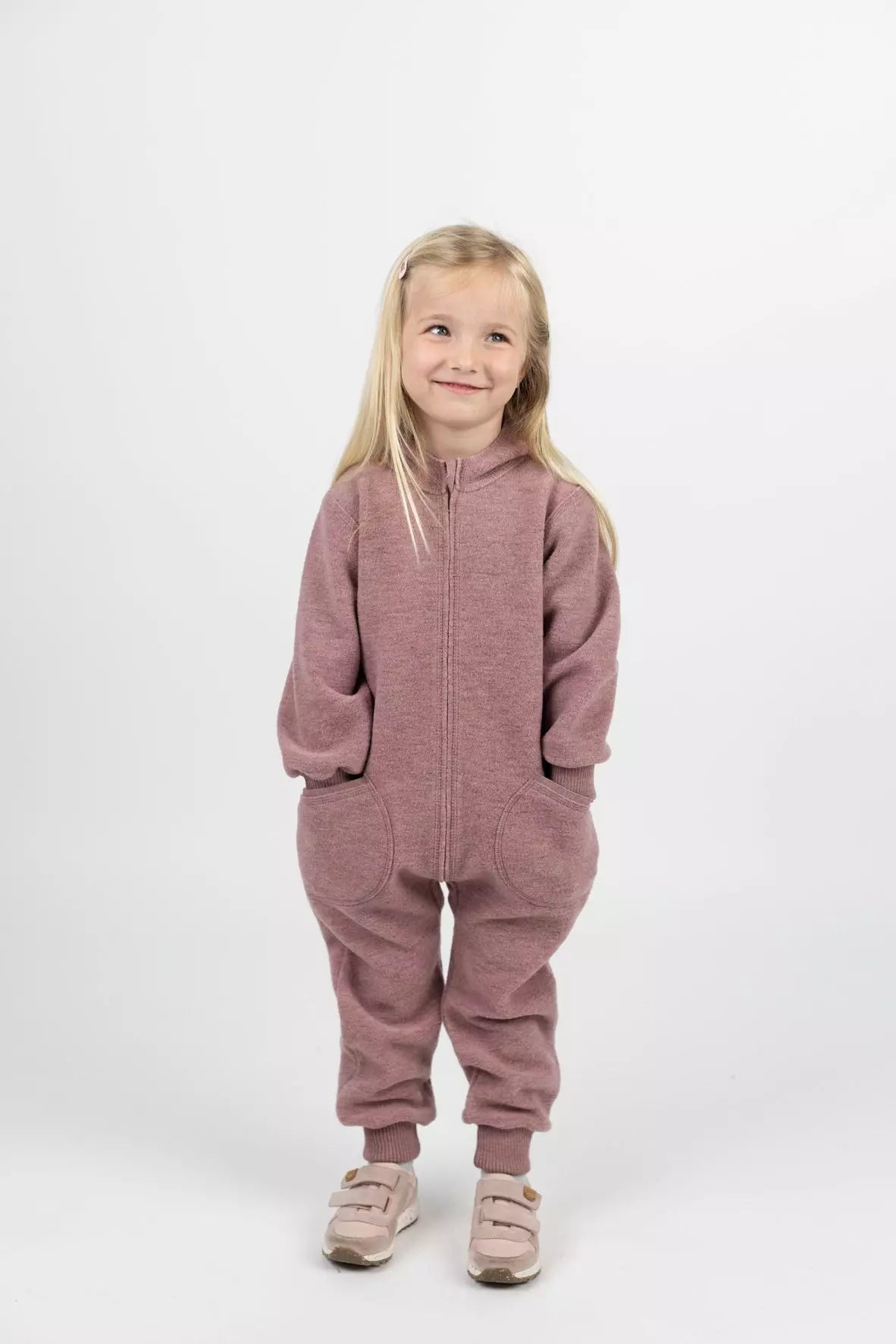 Der Baby-Walk-Overall von Engel aus 100% Bio-Merinoschurwolle hält Ihr Kind warm und gemütlich. Mit Kapuze, Reißverschluss und praktischen Taschen ist er ideal für kalte Tage draußen. Bündchen an Armen und Beinen schützen vor Wind. Schnell an- und ausgezogen – perfekt für kleine Entdecker.