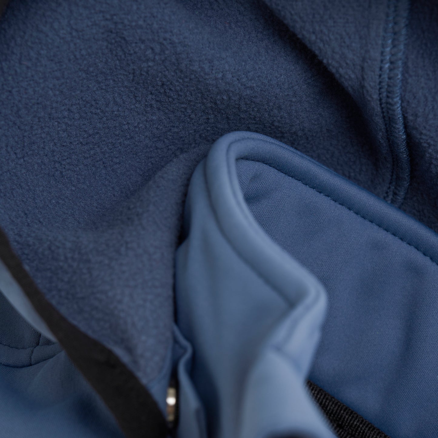 Ist dein Kind bereit für das ultimative Outdoor-Erlebnis? Dann begleitet dich die Color Kids Softshell Fleece Jacke auf den Abenteuern durch die Natur. Diese technische Jacke ist nicht nur ein modisches Statement, sondern auch der perfekte Begleiter, wenn es darum geht, Komfort und Funktionalität zu vereinen.
Hergestellt aus hochwertigem Softshell-Material bietet diese Jacke eine unschlagbare Kombination aus Atmungsaktivität und Wetterschutz. Egal, ob du mit deiner Familie auf dem Trail wanderst, dich auf