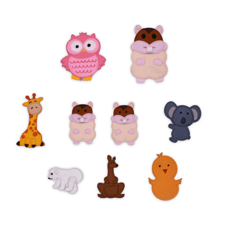 Begib dich auf eine spannende Reise in die faszinierende Wildnis des Mini Quiet Book "Jolly Jungle" von Jolly Designs! Dieses handgefertigte Buch ist perfekt für kleine Entdecker ab 18 Monaten und bietet sicheren Spielspaß aus kinderfreundlichen, OEKO-TEX® zertifizierten Materialien. Mit seinen 6 weichen Seiten führt es Kinder in die Welt der Tiere und fördert dabei spielerisch ihre motorischen und kognitiven Fähigkeiten.