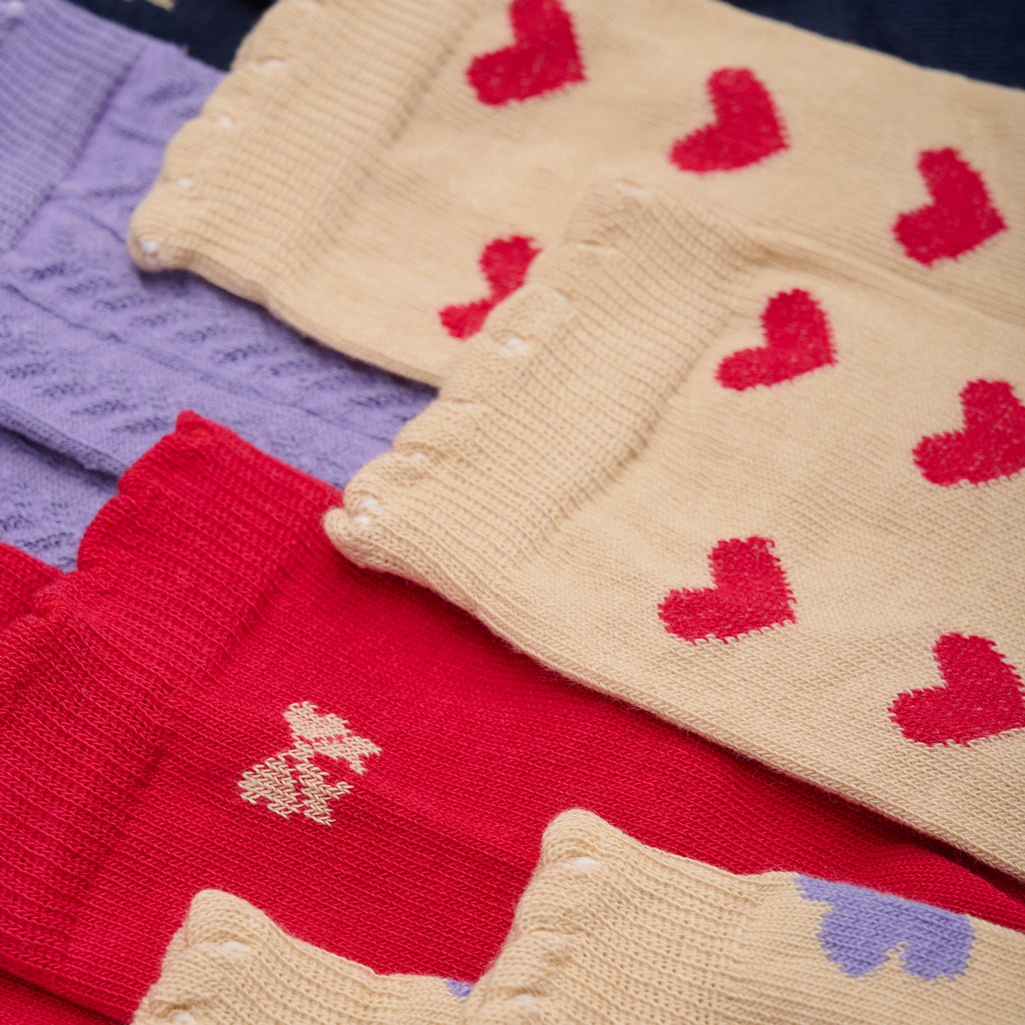 Dieses 5er Set Socken von MINYMO besticht durch charmante Muster und ansprechende Farbkombinationen.