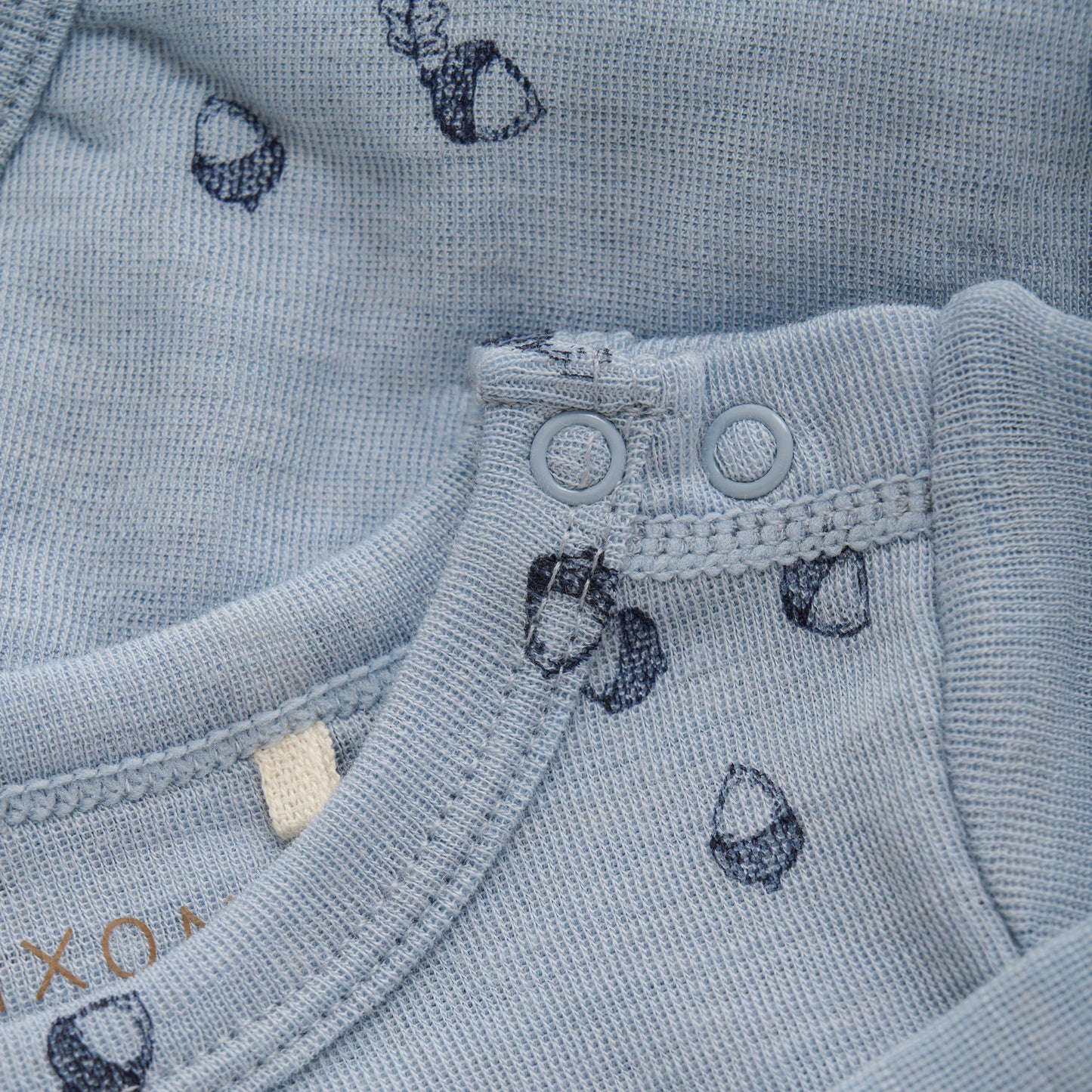 Entdecken Sie den Komfort und die Weichheit von unserem langarm Body in hellblau mit einem süßen Eichelprint aus hochwertiger Wolle und Seide. Perfekt für empfindliche Haut und optimal für kalte Tage. 