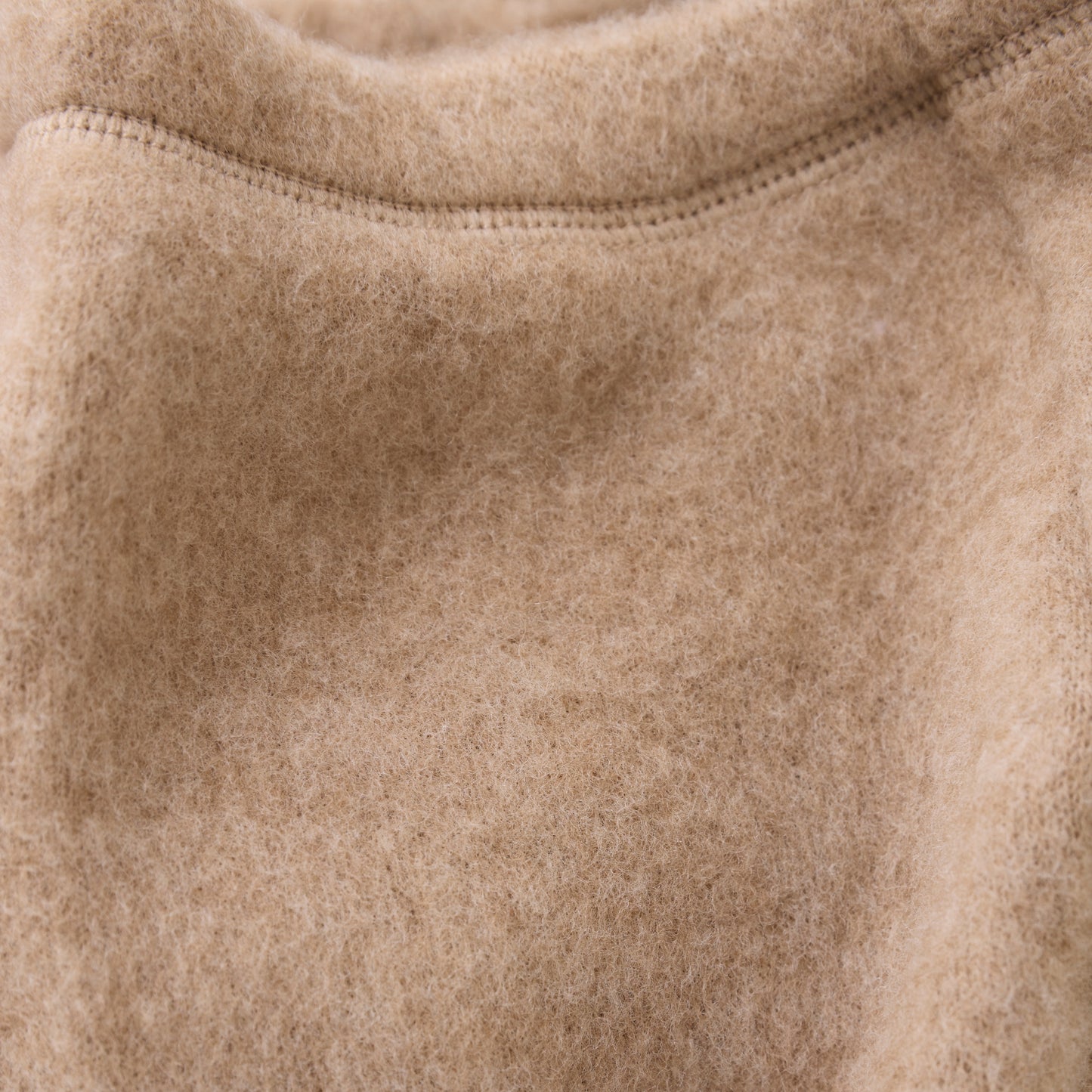 Diese Hose ist aus weicher Wolle gefertigt und eignet sich perfekt für Babys. Sie hält Ihr Kind warm und ist gleichzeitig angenehm zu tragen. Perfekt für kalte Wintertage oder gemütliche Spaziergänge im Herbst.