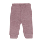 Diese elegante Wollhose von Celavi besticht durch ihre hochwertige Verarbeitung und den angenehmen Tragekomfort. Das weiche Material aus 100% Wolle bietet optimale Wärmeisolation und Atmungsaktivität für kühle Tage. Das zarte Rosa verleiht dem Klassiker eine moderne Note und lässt sich vielseitig kombinieren. Perfekt für Alltag und besondere Anlässe.