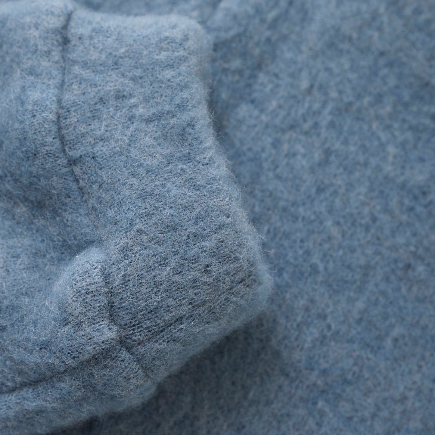 Diese Hose ist aus weicher Wolle gefertigt und eignet sich perfekt für Babys. Sie hält Ihr Kind warm und ist gleichzeitig angenehm zu tragen. Perfekt für kalte Wintertage oder gemütliche Spaziergänge im Herbst.
