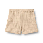 Leichte Musselin-Shorts von WHEAT aus 100% Bio-Baumwolle in warmem Beige. Das atmungsaktive Material bietet maximalen Komfort für warme Tage. Der lockere Schnitt ermöglicht volle Bewegungsfreiheit und macht diese Shorts zum perfekten Begleiter für Freizeit und Alltag. Nachhaltig und hautfreundlich.