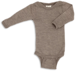 Der langärmelige Baby-Body von Engel aus 70% Bio-Merinoschurwolle und 30% Seide ist weich und sanft zur empfindlichen Babyhaut. Die Druckknöpfe an der Schulter erleichtern das An- und Ausziehen. Wolle sorgt für Wärme und reguliert Feuchtigkeit.