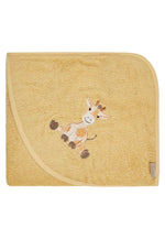 Das Kapuzenbadetuch Giraffe Kaya aus weichem Frottee schützt sanft die Babyhaut, nimmt Feuchtigkeit schnell auf und hält warm. Die Kapuze bietet extra Schutz, das süße Giraffenmotiv macht es besonders. Pflegeleicht und ideal für gemütliche Momente nach dem Baden.