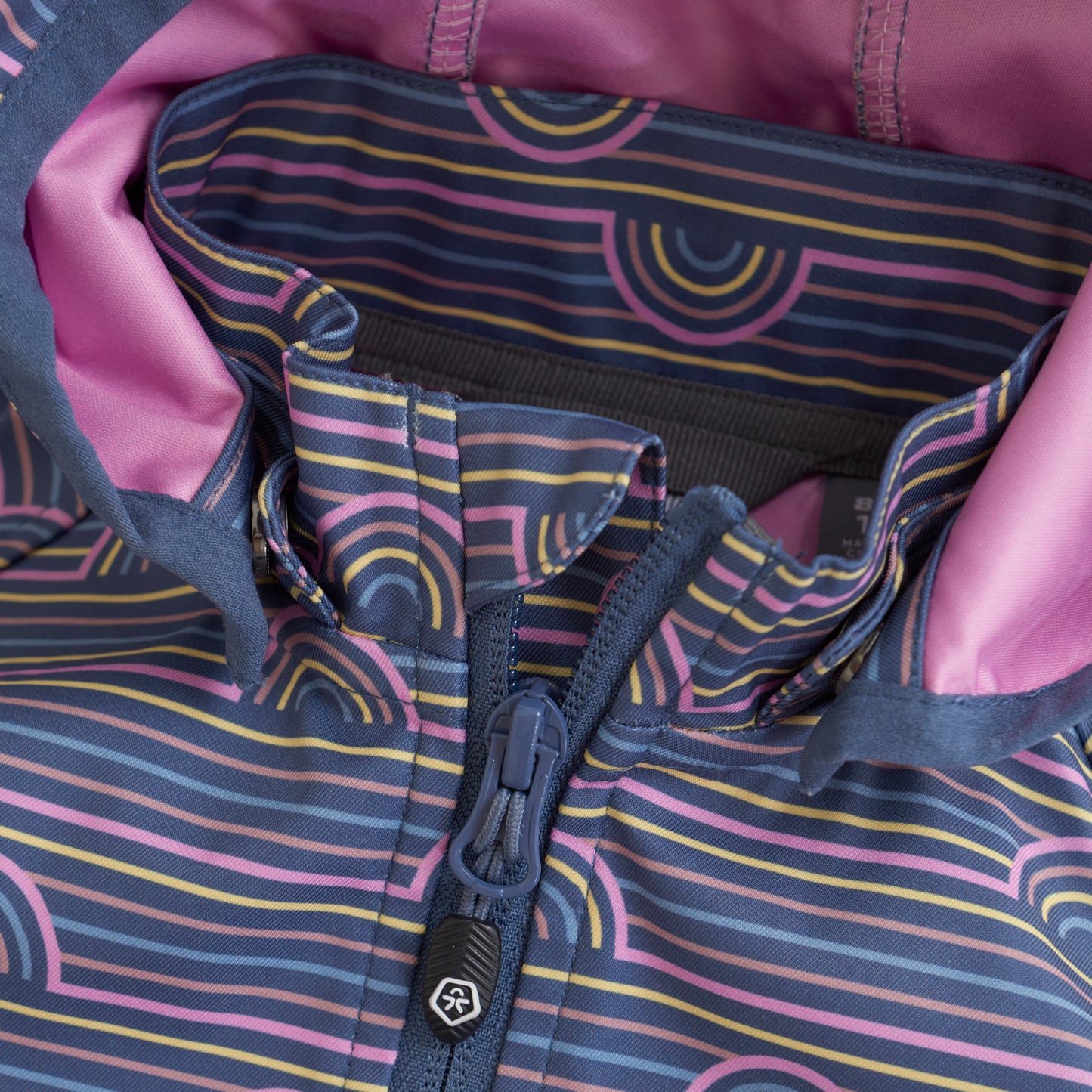 Die Softshell Jacke von Color Kids besticht durch ihr farbenfrohes Regenbogenmuster und bietet optimalen Schutz für die Kleinen.