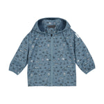 Die blaue Softshell-Jacke von Color Kids überzeugt mit einem liebevollen Fahrzeugmotiv und sorgt für angenehmen Tragekomfort bei jedem Abenteuer.