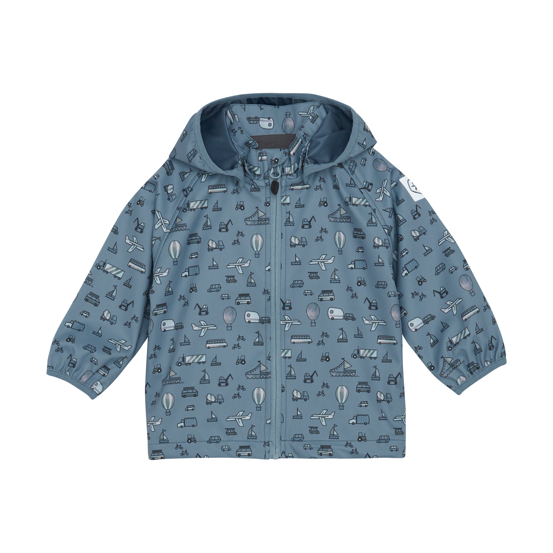 Die blaue Softshell-Jacke von Color Kids überzeugt mit einem liebevollen Fahrzeugmotiv und sorgt für angenehmen Tragekomfort bei jedem Abenteuer.