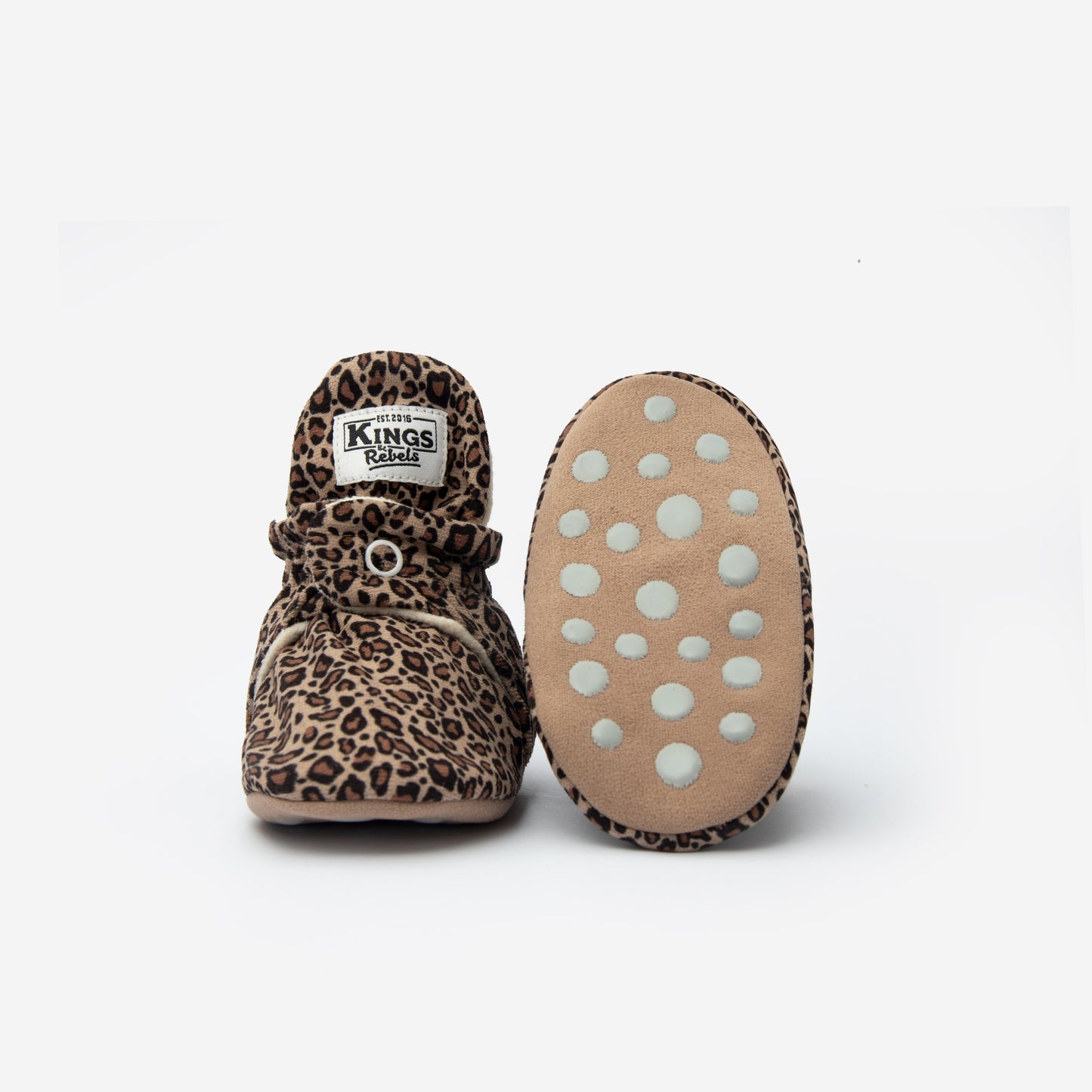 Die Kings & Rebels Baby Booties wurden mit einem einfachen und praktischen Druckknopf- Verschluss entworfen, was das Anziehen von strampelnden Babys in wenigen Sekunden ermöglicht.
Der komplett um die Ferse verlaufende und über dem Knöchel sitzende, integrierte Gummizug verhindert auch bei sehr aktiven Babys das Herunterrutschen des Booties.
Die Booties passen sich perfekt an die individuelle Form der Babyfüße an und schränken somit die natürliche Entwicklung in keinster Weise ein.
Alle Kings &