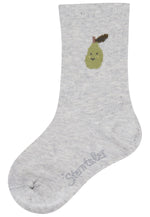 Graue Socken mit einem dezenten Birnenmotiv von Sterntaler, die Komfort und Stil perfekt verbinden.