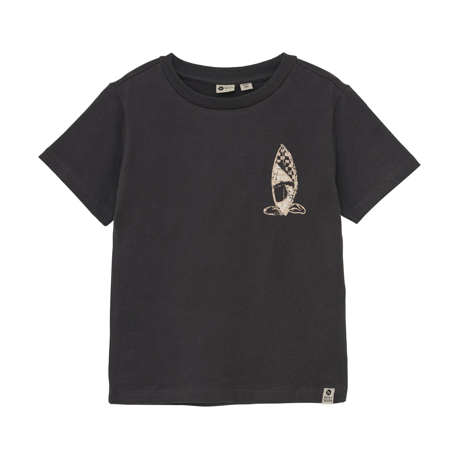 Dieses schwarze Kurzarm-Shirt ist ein perfektes Basic-Teil für jeden Tag. Der Aufdruck von Daily Seven verleiht dem Shirt eine besondere Note. Hergestellt aus hochwertiger Baumwolle, bietet es hohen Tragekomfort und ist gleichzeitig pflegeleicht.