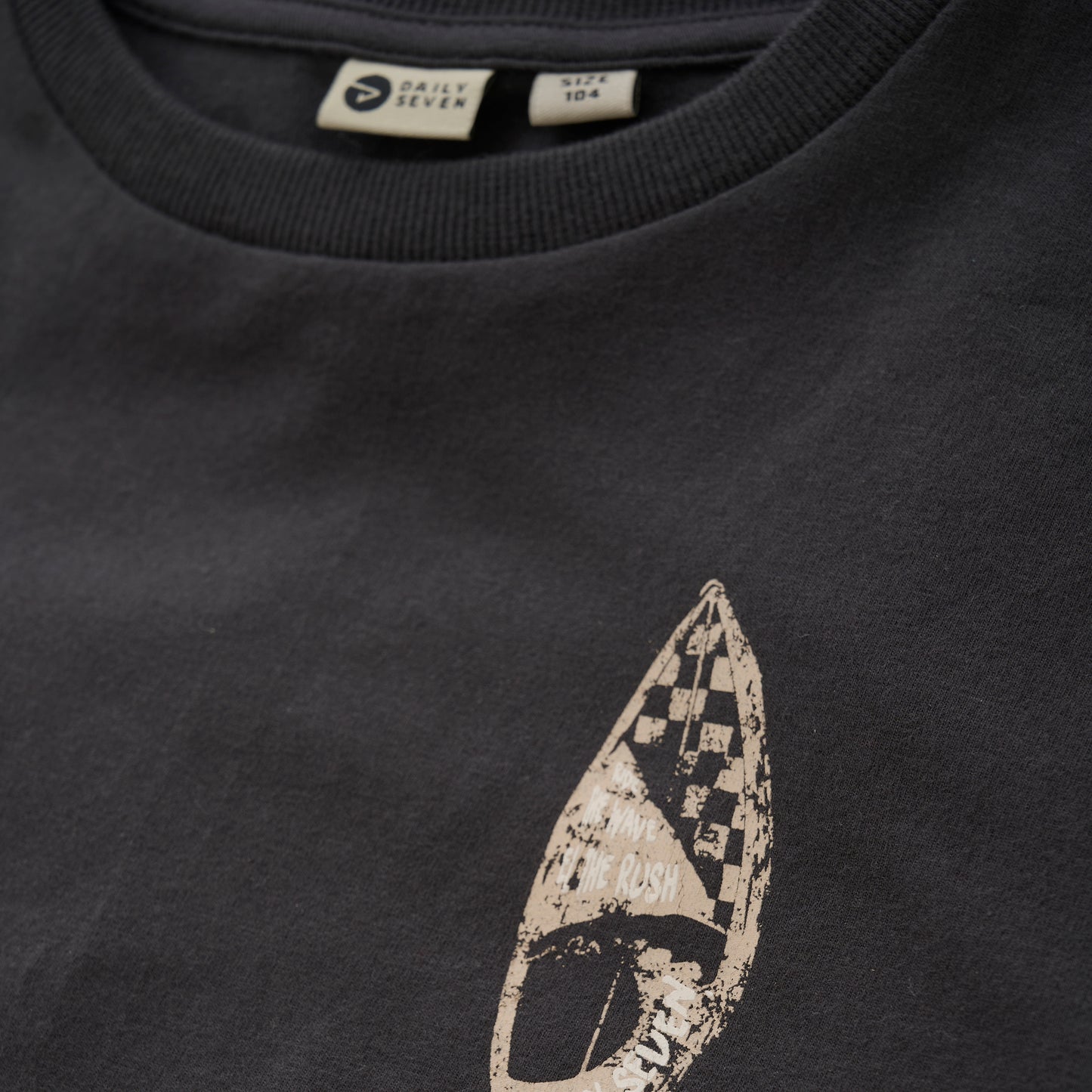 Dieses schwarze Kurzarm-Shirt ist ein perfektes Basic-Teil für jeden Tag. Der Aufdruck von Daily Seven verleiht dem Shirt eine besondere Note. Hergestellt aus hochwertiger Baumwolle, bietet es hohen Tragekomfort und ist gleichzeitig pflegeleicht.