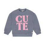 Gemütlicher Sweater in klassischem Blau mit verspieltem rosa Text von Daily Seven. Perfekt für entspannte Tage – die Mischung aus 80% Baumwolle und 20% Polyester sorgt für angenehmen Tragekomfort und Langlebigkeit.