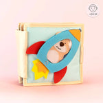 Das Mini Quiet Book Autobahn von Jolly Designs nimmt Kinder ab 2 Jahren mit auf eine fantasievolle Reise durch die Welt der Fahrzeuge. Auf 6 liebevoll handgefertigten Seiten können sie spielerisch Autos, Lokomotiven und Schiffe erkunden. Mit interaktiven Elementen wie Knöpfen, Klettverschlüssen und beweglichen Teilen fördert das Buch Feinmotorik, Konzentration und Kreativität und regt die Fantasie sowie die kognitive Entwicklung an.