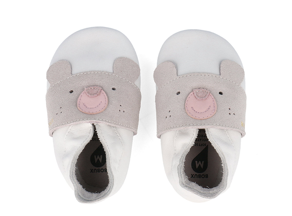 Die BOBUX Babyschuhe aus 100% Echtleder wurden mit dem Ziel konzipiert, Kindern zu gesunden und robusten Füßen zu verhelfen. Die Soft Sole reproduzieren den Effekt des barfuß Gehens und bieten gleichzeitig Komfort und Sicherheit, was ein natürliches Wachstum der Kinderfüße gewährleistet.