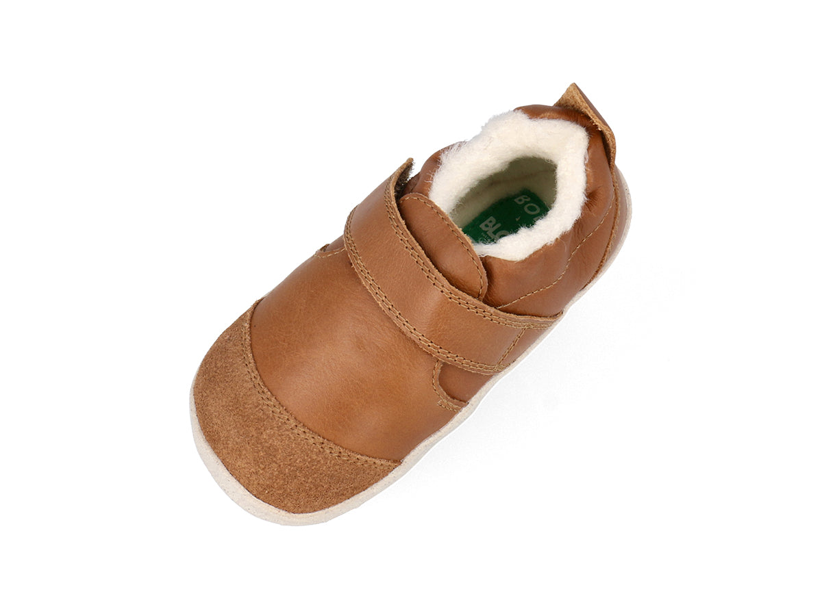 Diese Schuhe von BOBUX verbinden hochwertiges Design mit funktionaler Kinderschuhtechnologie. Die Schuhe sind speziell entwickelt, um wachsende Kinderfüße optimal zu unterstützen und bieten dabei hohe Atmungsaktivität sowie flexible Laufsohlen für natürlichen Bewegungsablauf. Mit robusten Materialien und sorgfältiger Verarbeitung garantieren sie Komfort und Langlebigkeit im Alltag. Ideal für Kinder, die draußen aktiv sind und dabei auf sichere, gesunde Schuhwerk setzen.