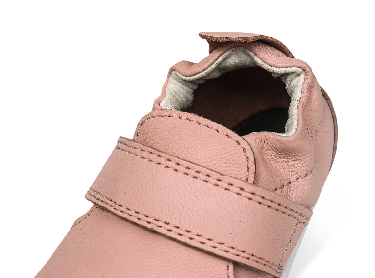 Diese Schuhe von BOBUX verbinden hochwertiges Design mit funktionaler Kinderschuhtechnologie. Die Schuhe sind speziell entwickelt, um wachsende Kinderfüße optimal zu unterstützen und bieten dabei hohe Atmungsaktivität sowie flexible Laufsohlen für natürlichen Bewegungsablauf. Mit robusten Materialien und sorgfältiger Verarbeitung garantieren sie Komfort und Langlebigkeit im Alltag. Ideal für Kinder, die draußen aktiv sind und dabei auf sichere, gesunde Schuhwerk setzen.