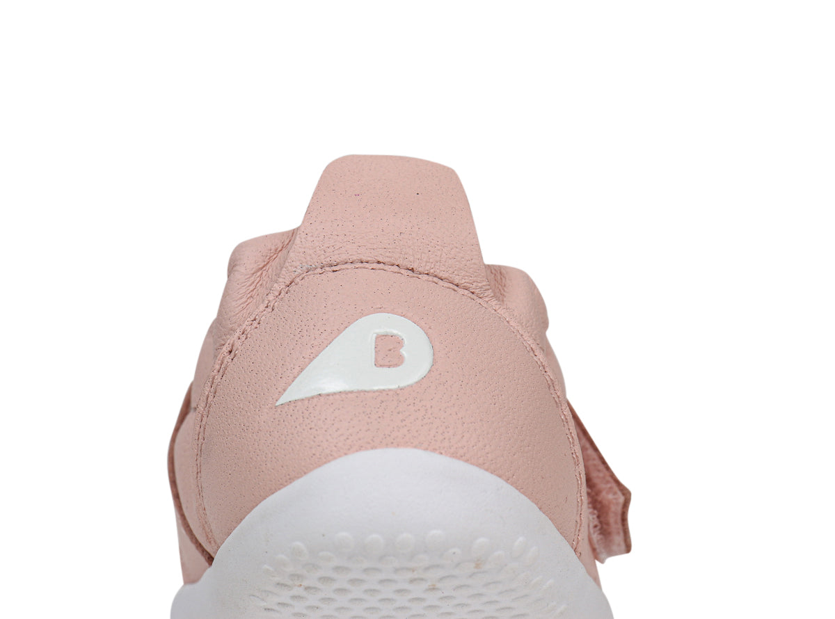 Diese Schuhe von BOBUX verbinden hochwertiges Design mit funktionaler Kinderschuhtechnologie. Die Schuhe sind speziell entwickelt, um wachsende Kinderfüße optimal zu unterstützen und bieten dabei hohe Atmungsaktivität sowie flexible Laufsohlen für natürlichen Bewegungsablauf. Mit robusten Materialien und sorgfältiger Verarbeitung garantieren sie Komfort und Langlebigkeit im Alltag. Ideal für Kinder, die draußen aktiv sind und dabei auf sichere, gesunde Schuhwerk setzen.