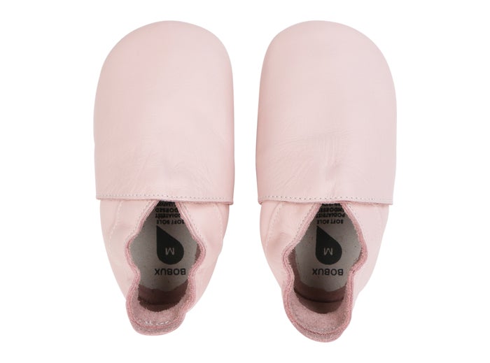 Beschreibung
Die Bobux Soft Soles sind Krabbel- und Hausschuhe für Babys bis hin zum Kleinkindalter und unterstützen Kinderfüße in ihrem natürlichen Wachstum, ohne einzuengen. Das extra weiche und biegsame Leder passt sich optimal an den Fuß an und lässt ihn atmen. Perfekt für Zuhause oder im Kindergarten, als Krabbel-, Haus- oder Gymnastikschuh.
Info
Falls die gewünschte Größe momentan online nicht vorrätig ist, senden Sie bitte eine kurze Nachricht an shop@dies-das.com. Wir prüfen gerne die Verfüg