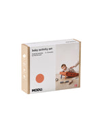 MODU Baby-Aktivitätsset – 12 spielerische Aktivitäten für die ersten 12 Lebensmonate. Dieses Set wurde von Experten für Babyentwicklung entwickelt und enthält einen umfassenden Leitfaden mit Werkzeugen, Wissen und Übungen, die die wichtigsten Wachstumsmeilensteine Ihres Babys unterstützen; von der Bauchzeit bis zum Krabbeln und darüber hinaus. Als Teil der Erfahrung erhalten Sie speziell Entworfene Rasselstifte mit lustigen Geräuschen und Mustern, perfekt für sensorische Stimulation und Erkundung. Willkom
