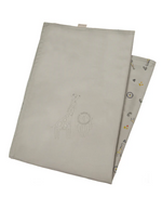 Die Babydecke Safari bietet UV-Schutz 50+ und schützt empfindliche Babyhaut vor Sonne und Kälte. Das leichte, atmungsaktive Hydrocool-Material sorgt für angenehmen Tragekomfort. Beidseitig nutzbar mit unterschiedlichen Designs, ideal für warme Tage und leicht zu reinigen.