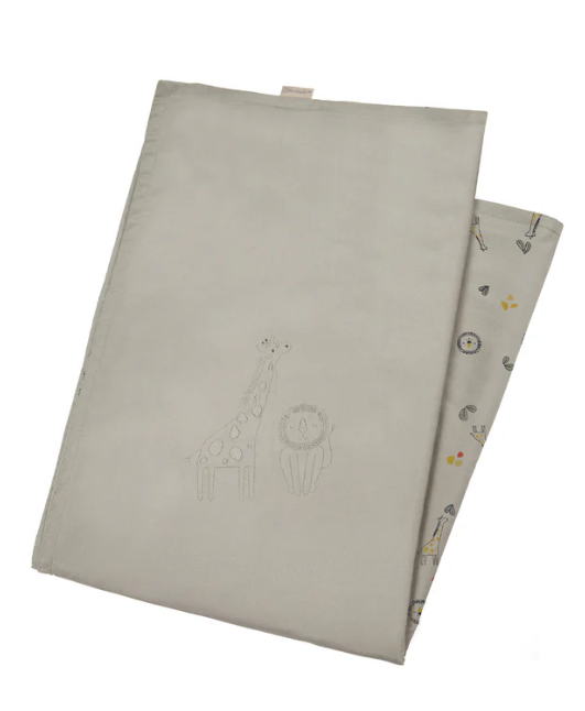 Die Babydecke Safari bietet UV-Schutz 50+ und schützt empfindliche Babyhaut vor Sonne und Kälte. Das leichte, atmungsaktive Hydrocool-Material sorgt für angenehmen Tragekomfort. Beidseitig nutzbar mit unterschiedlichen Designs, ideal für warme Tage und leicht zu reinigen.