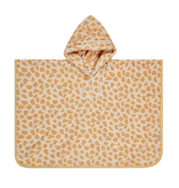 Der Badeponcho Giraffe Kaya aus weicher Baumwolle hält Kinder nach dem Baden warm und trocken. Mit Kapuze, praktischem Holzknopf und großzügigem Schnitt bietet er Komfort und Bewegungsfreiheit. Ideal für Zuhause, Strand oder Schwimmbad.