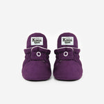 Die Kings & Rebels Baby Booties wurden mit einem einfachen und praktischen Druckknopf- Verschluss entworfen, was das Anziehen von strampelnden Babys in wenigen Sekunden ermöglicht.
Der komplett um die Ferse verlaufende und über dem Knöchel sitzende, integrierte Gummizug verhindert auch bei sehr aktiven Babys das Herunterrutschen des Booties.
Die Booties passen sich perfekt an die individuelle Form der Babyfüße an und schränken somit die natürliche Entwicklung in keinster Weise ein.
Alle Kings &