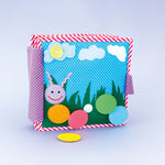 Das Quiet Book Bunte Raupe von Jolly Design begleitet Kinder ab 18 Monaten spielerisch bei ersten Lernschritten. Mit bunten Formen, Puzzles und Tiermotiven fördert es Farben-, Form- und Logikverständnis sowie Feinmotorik und Konzentration. Das handliche Buch ist stabil und ideal für zu Hause oder unterwegs.