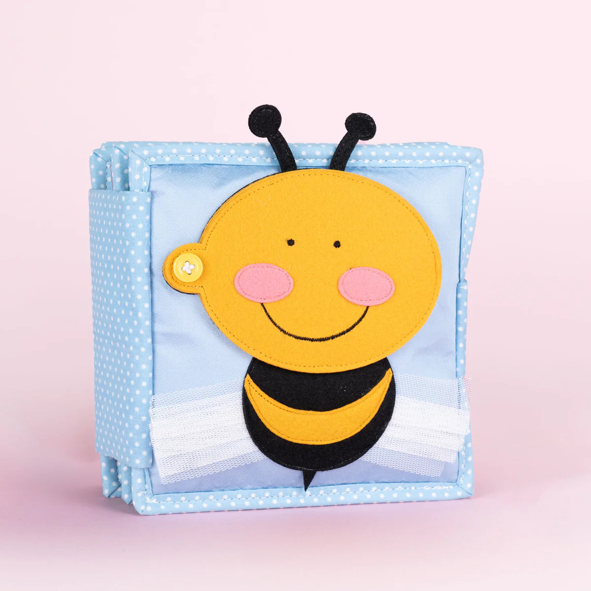 Eine stille Entdeckungsreise für kleine Hände: Mit knisterndem Elefantenohr, sanft klingelnder Kuhglocke und flauschigem Pinguinbauch lädt dieses liebevoll gestaltete Spielbuch Babys ab etwa 6 Monaten dazu ein, mit allen Sinnen zu erkunden. Ganz nebenbei werden dabei Feinmotorik, auditive Wahrnehmung und sensorische Integration gefördert – spielerisch und ohne Reizüberflutung.
Hochwertig von Hand gefertigt aus schadstofffreien, zertifizierten Materialien, ist es robust, weich und sicher – ideal für zuhause