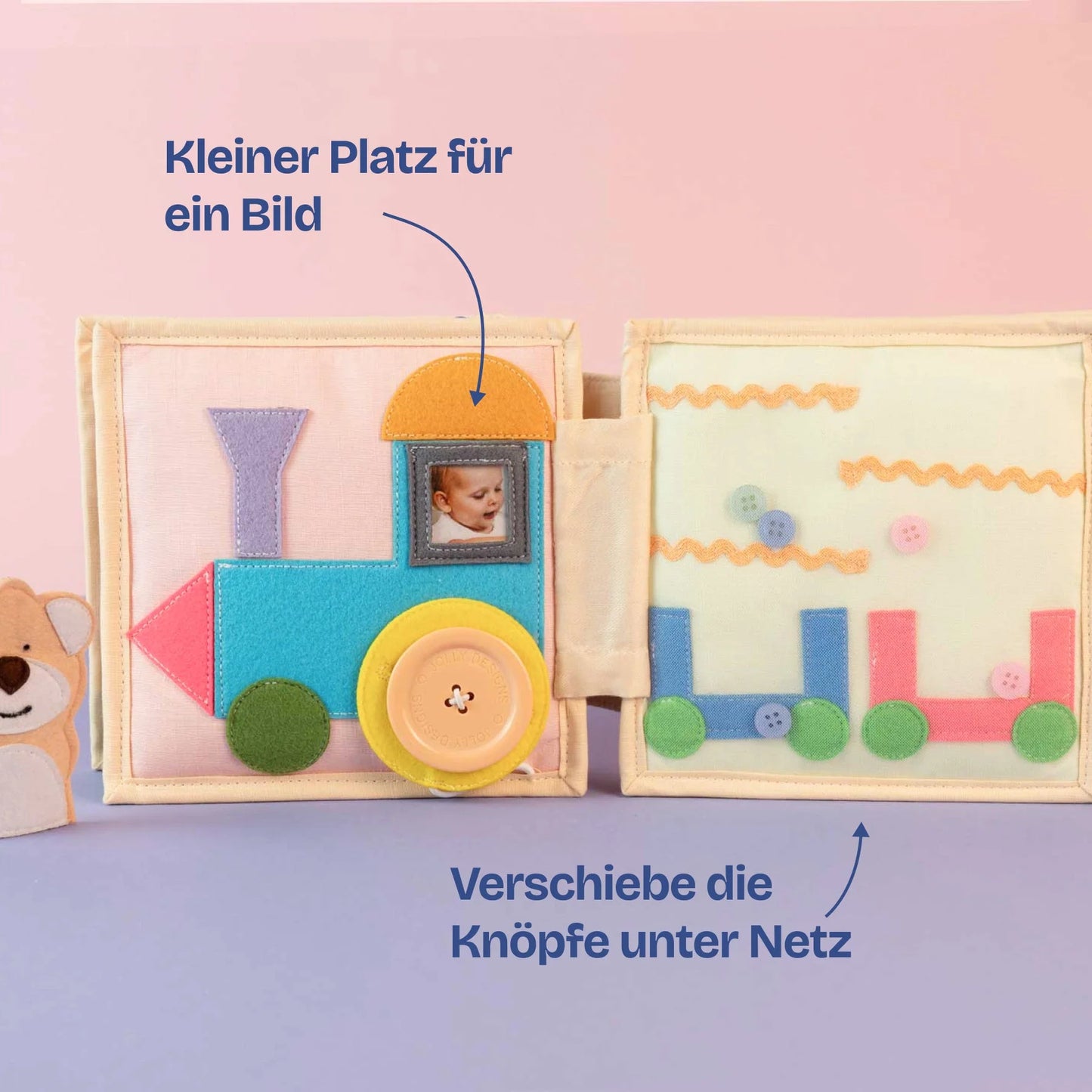 Das Mini Quiet Book Autobahn von Jolly Designs nimmt Kinder ab 2 Jahren mit auf eine fantasievolle Reise durch die Welt der Fahrzeuge. Auf 6 liebevoll handgefertigten Seiten können sie spielerisch Autos, Lokomotiven und Schiffe erkunden. Mit interaktiven Elementen wie Knöpfen, Klettverschlüssen und beweglichen Teilen fördert das Buch Feinmotorik, Konzentration und Kreativität und regt die Fantasie sowie die kognitive Entwicklung an.