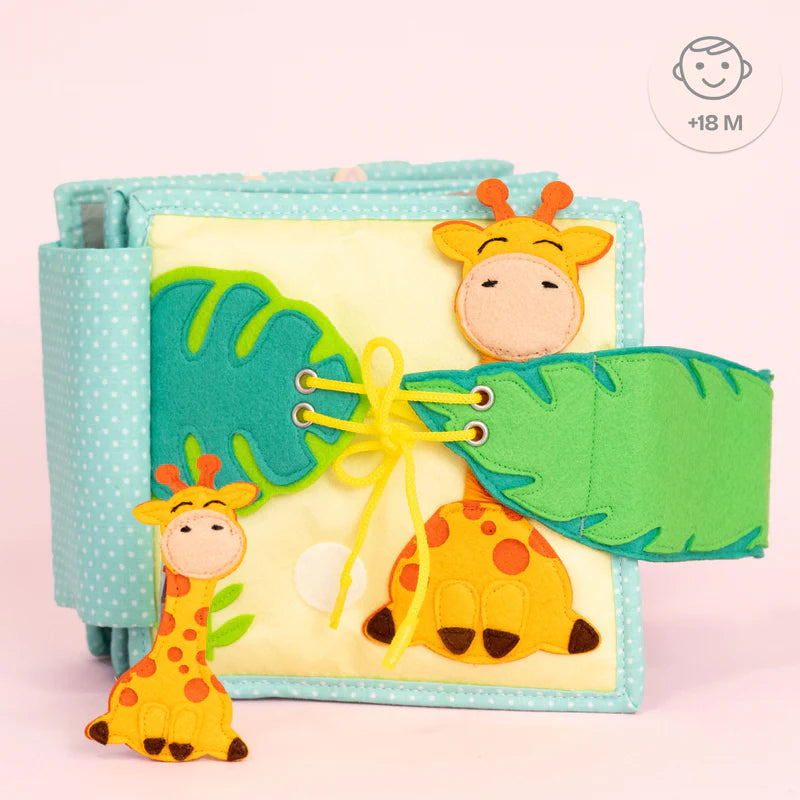 Begib dich auf eine spannende Reise in die faszinierende Wildnis des Mini Quiet Book "Jolly Jungle" von Jolly Designs! Dieses handgefertigte Buch ist perfekt für kleine Entdecker ab 18 Monaten und bietet sicheren Spielspaß aus kinderfreundlichen, OEKO-TEX® zertifizierten Materialien. Mit seinen 6 weichen Seiten führt es Kinder in die Welt der Tiere und fördert dabei spielerisch ihre motorischen und kognitiven Fähigkeiten.